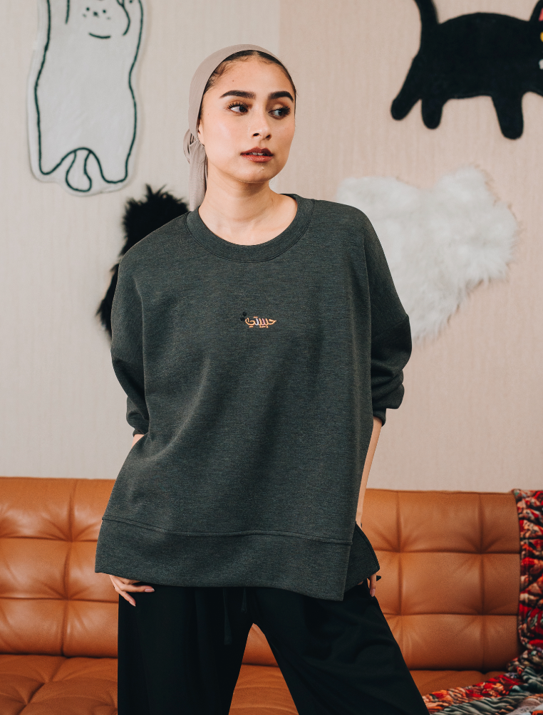 Modal Habibti Sweater in Dark Grey : Calico & Friends Edition