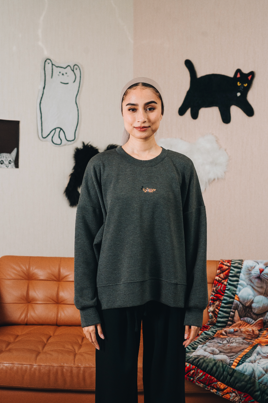 Modal Habibti Sweater in Dark Grey : Calico & Friends Edition