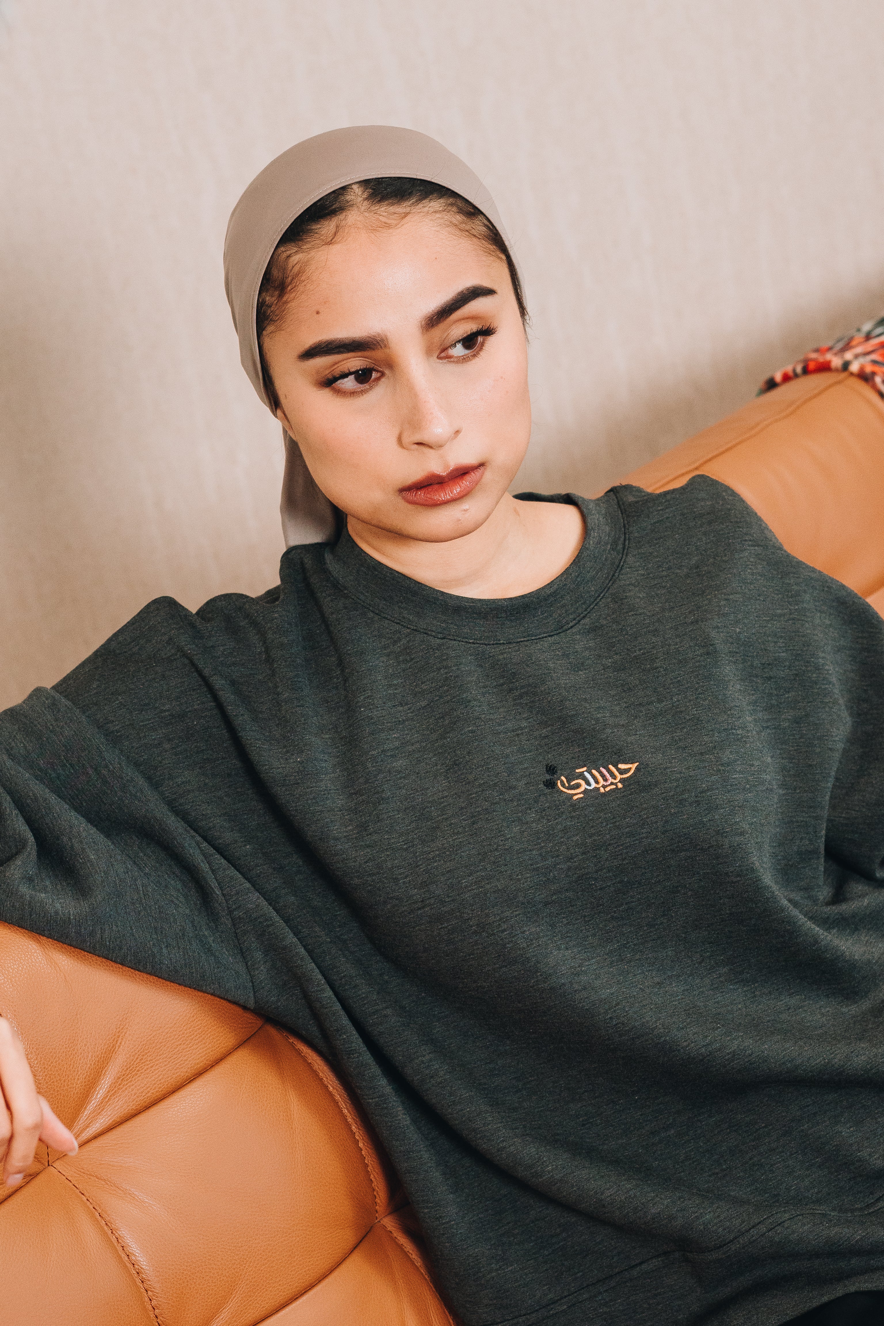 Modal Habibti Sweater in Dark Grey : Calico & Friends Edition
