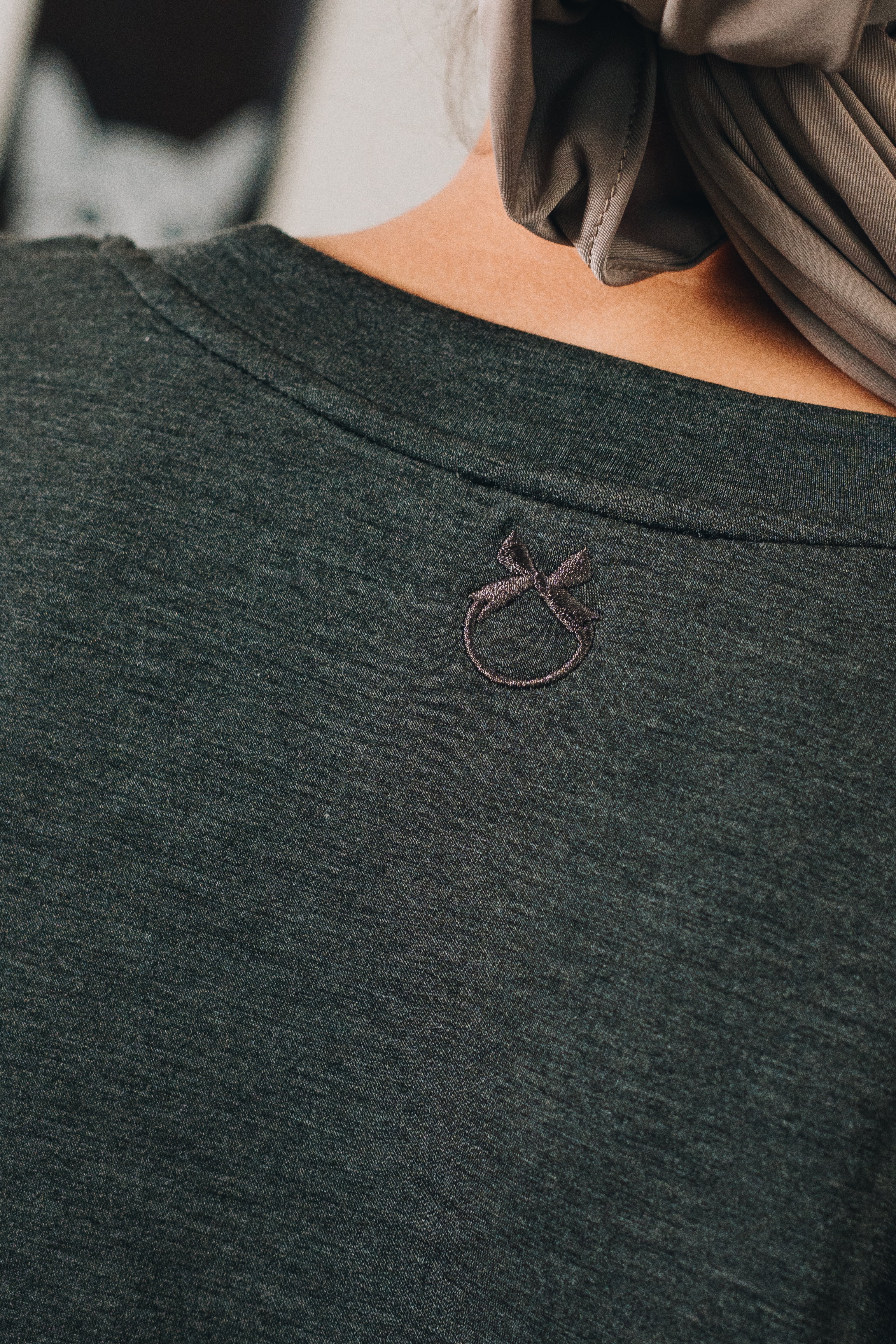 Modal Habibti Sweater in Dark Grey : Calico & Friends Edition
